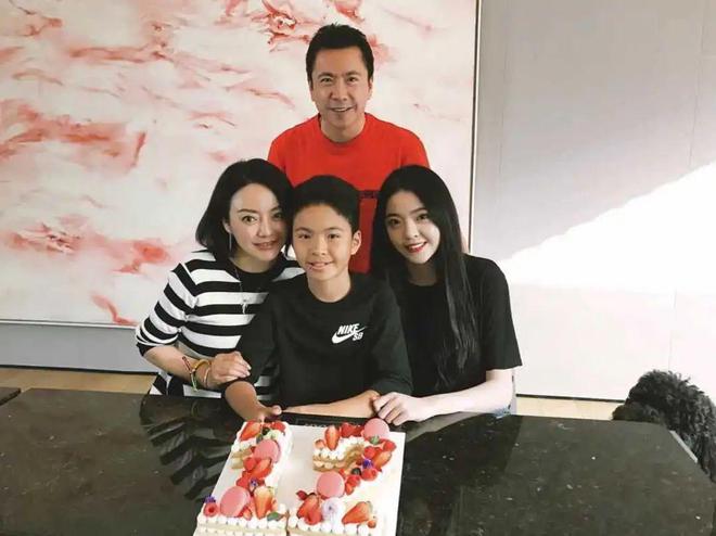 门故事：从风光无限到一地鸡毛澳门新葡京网页华谊家族的豪(图5)